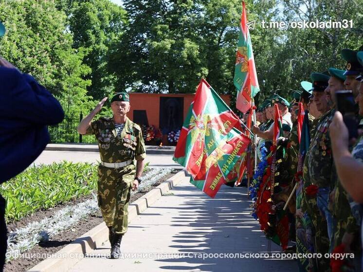 У мемориала «Скорбящая мать» Старого Оскола прошел митинг в День пограничника