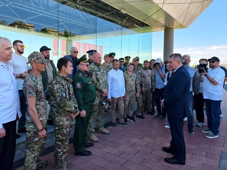 Бочаров передал ветеранам боевых действий ключи от спецавтомобилей