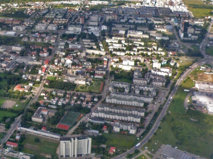 Голый украинец выпрыгнул в Польше с балкона и запрыгнул на автомобиль