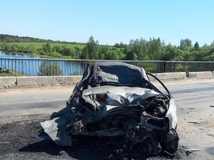 Один человек погиб и один пострадал после ДТП на мосту в Тверской области