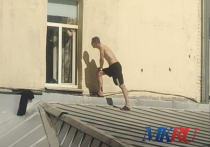 Житель одной из квартир в центре Москвы после ссоры вышел через окно с чемоданом на крышу смежного трехэтажного здания днем 28 мая