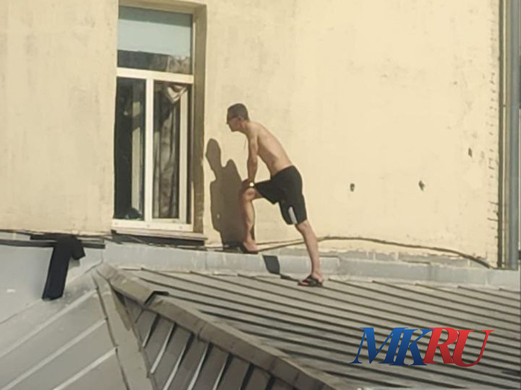 Житель одной из квартир в центре Москвы после ссоры вышел через окно с чемоданом на крышу смежного трехэтажного здания днем 28 мая
