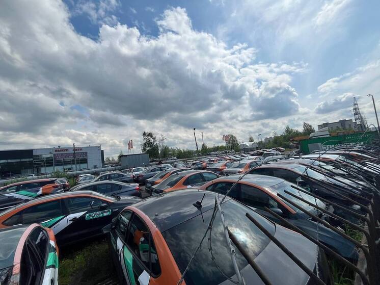 Встревоженные жители Красногвардейского района Петербурга обратились в редакцию «МК в Питере» с рассказом о целом кладбище автомобилей каршеринга. На проспекте Наставников сейчас отстаиваются несколько сотен битых машин «Делимобиль», которые своим видом вызывают тревожность у местных. Жителей беспокоит не только мрачная эстетика развороченных автомобилей, но и то, что это место вполне могут использовать для своих схронов наркоторговцы.