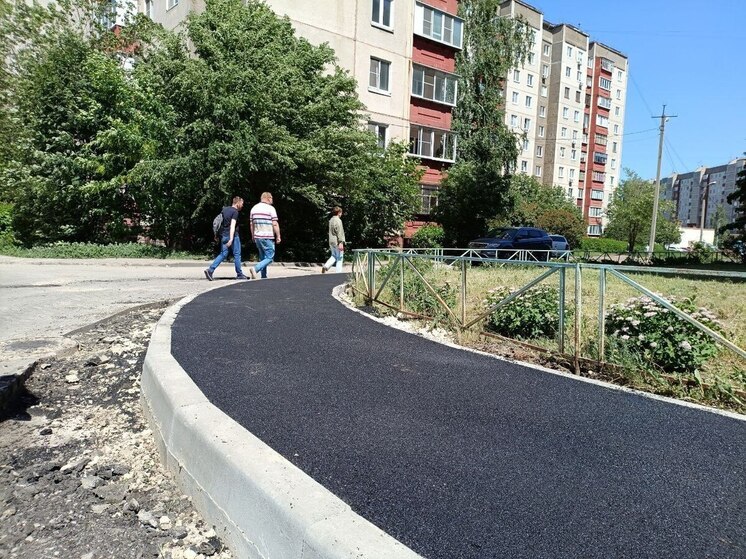 В Липецке по наказам жителей обновляют тротуары и дворы