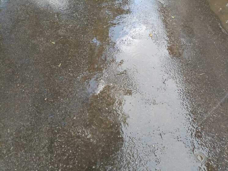 Улицу Оптиков в Петербурге залило рекой из холодной воды