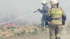 Пожар в Астраханской области тушат с неба при помощи вертолета