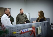 Издание Politico утверждает, что руководитель офиса Владимира Зеленского Андрей Ермак был в костюме во время встречи в Белом доме, поскольку с соответствующим требованием к нему обратился сам Зеленский