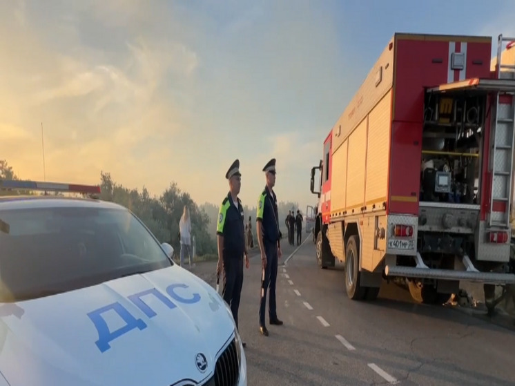 Пожар в Астраханской области распространился на 27 частных домов и строений
