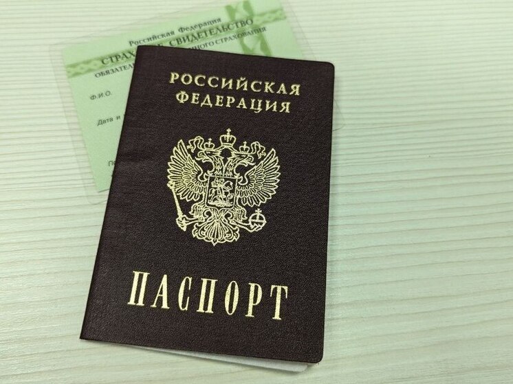 19-летняя вебкамщица устроила надругательство над российским паспортом в прямом эфире