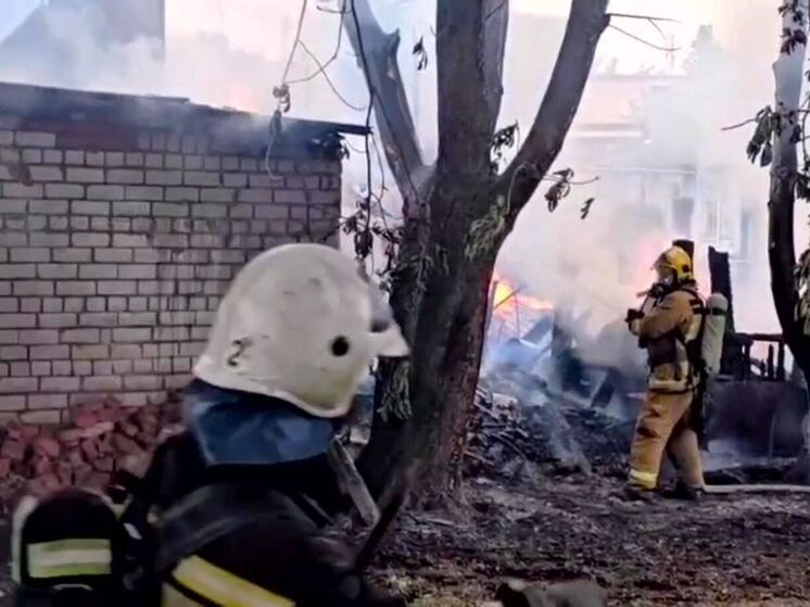 В Курске сгорели два гаража и три хозпостройки