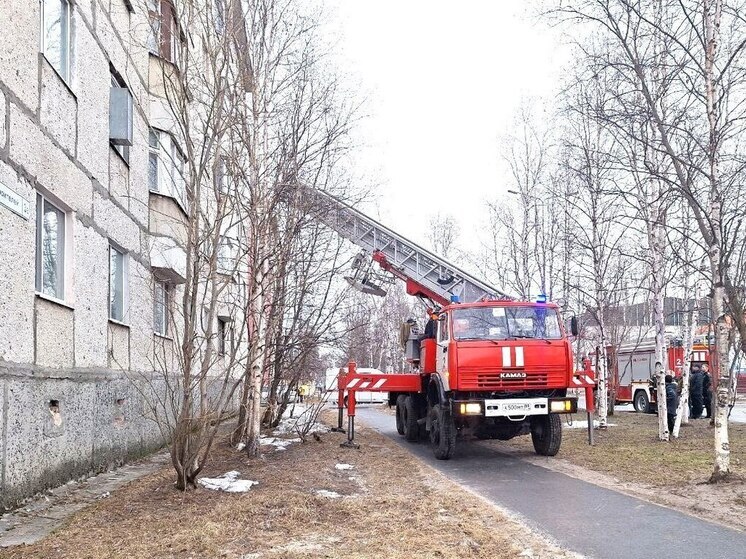 В Надыме людям пришлось спасаться из дома из-за вспыхнувших колясок в подъезде