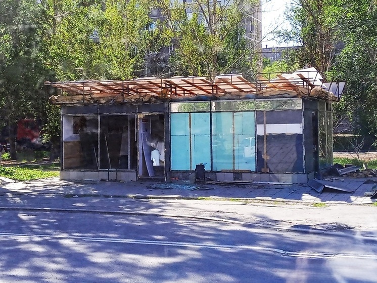 В Екатеринбурге демонтируют павильон рядом с остановкой «Волгоградская»