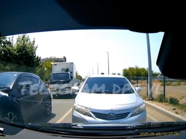 Во Владивостоке водитель создал аварийную ситуацию, решив проехать по встречной полосе