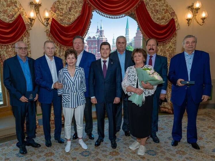 Дмитрий Артюхов вручил награды первопроходцам и ветеранам Ямала
