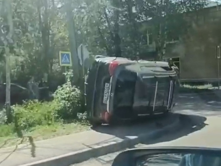 В Тверской области иномарка после аварии перевернулась на бок на тротуаре
