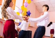 До волнующего выпускного 2025, открывающего двери во взрослую жизнь, остается чуть меньше месяца, но уже сейчас дети и родители активно готовят изысканные наряды