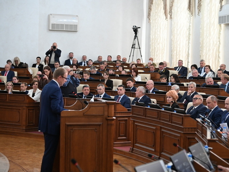 29 мая в ходе 41-ой сессии Алтайского краевого Законодательного Собрания с отчетом о работе регионального правительства выступил губернатор края Виктор Томенко