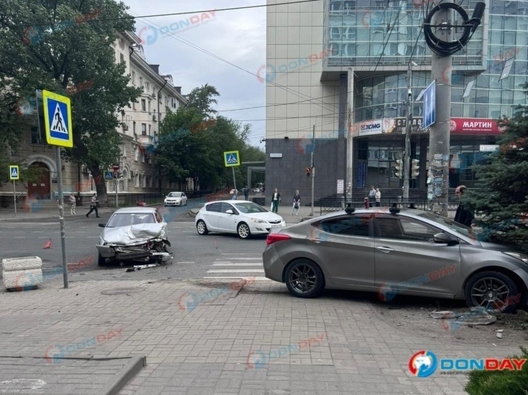В центре Ростова в ДТП с двумя легковушками пострадал один из водителей