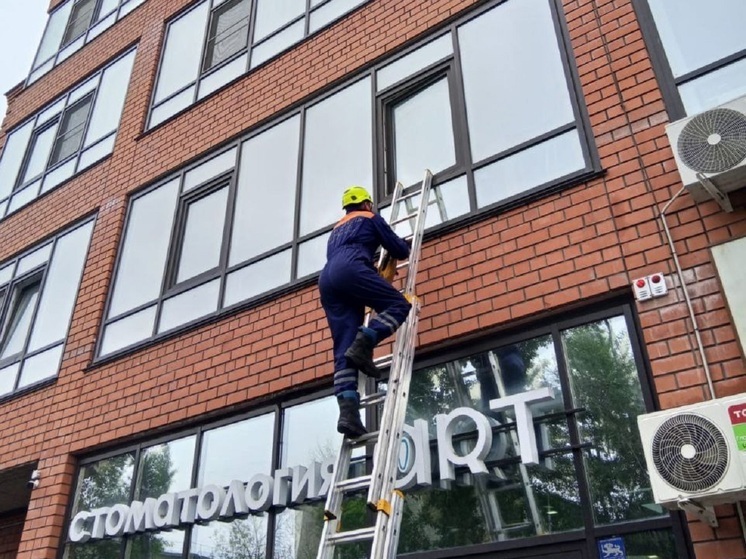 В Барнауле спасли 85-летнюю женщину, потерявшую сознание в запертой квартире