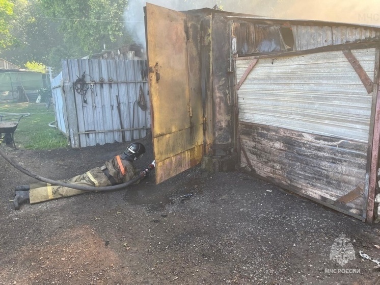 Под Орлом из-за неисправности автомобиля произошёл пожар