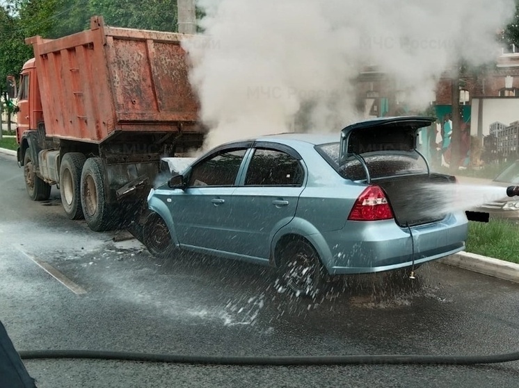 В центре Калуги иномарка врезалась в КамАЗ