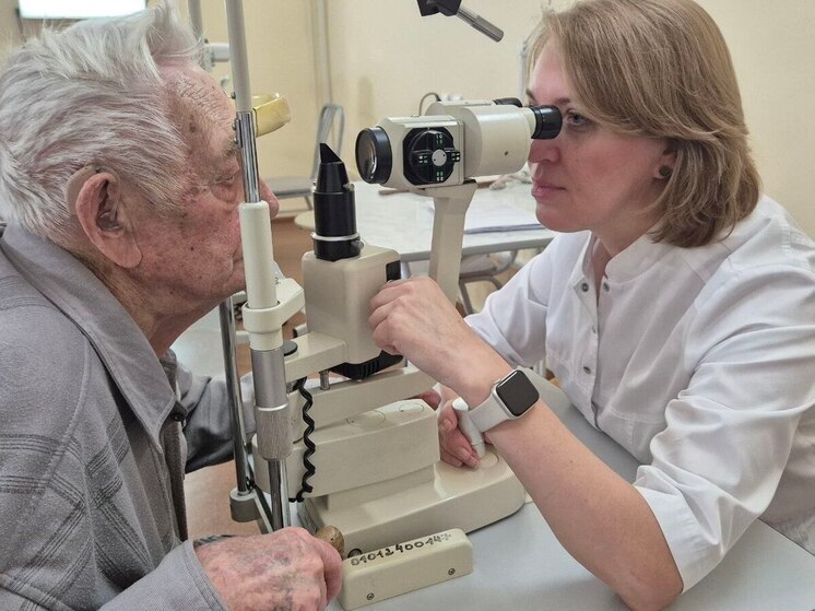 Омские врачи помогли 97-летнему ветерану вновь обрести зрение