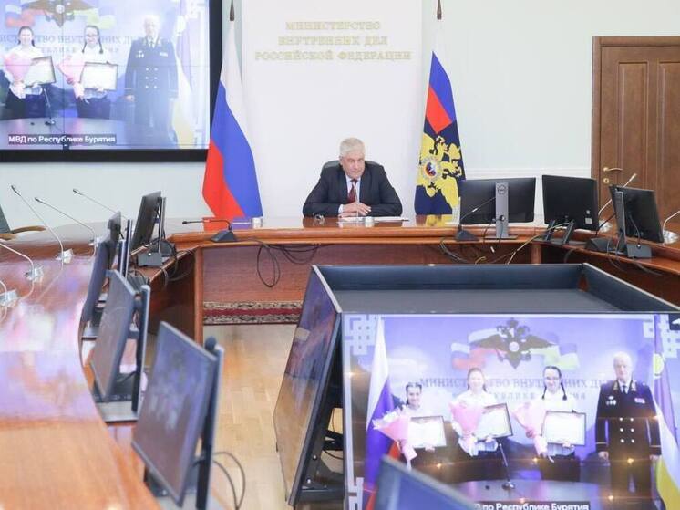В Бурятии наградили школьниц за помощь в задержании убийцы