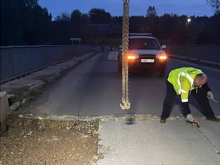 Подрядчик устраняет дефект на мосту через реку Перетна