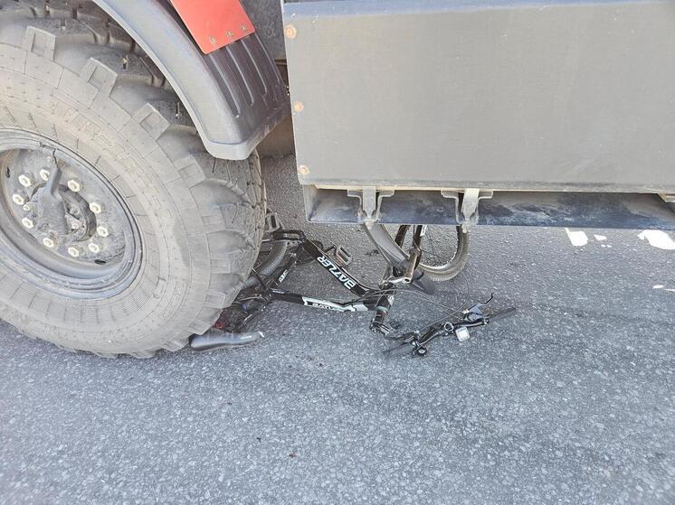 Велосипедист попал под колеса КамАЗа под Липецком