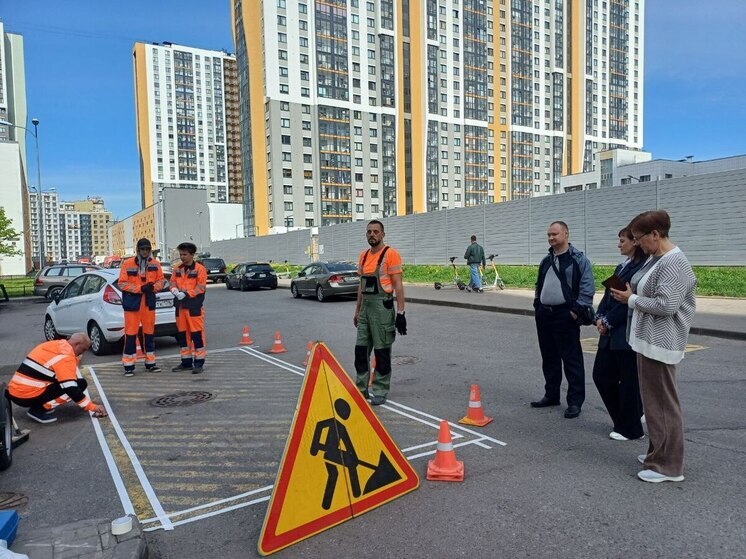 В Петербурге начали применять холодный пластик для дорожной разметки во дворах