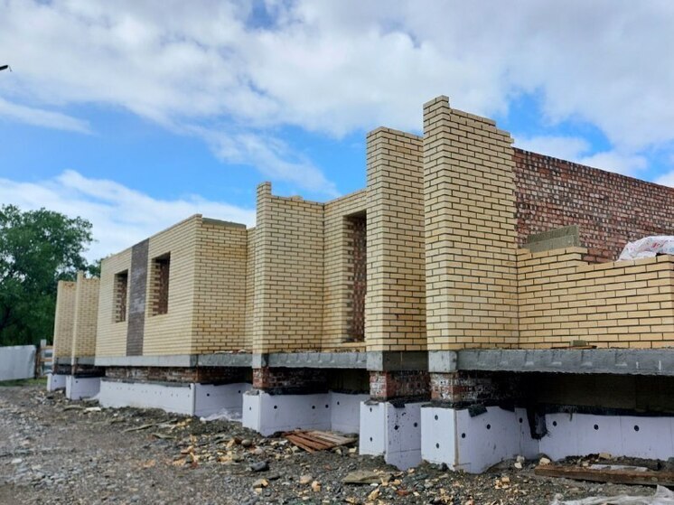 Евгений Молодняков проверил строительство многоэтажки в Саяногорске