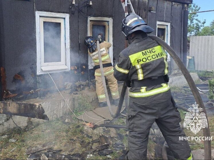 В Старооскольском округе горел дом и сарай рядом с ним