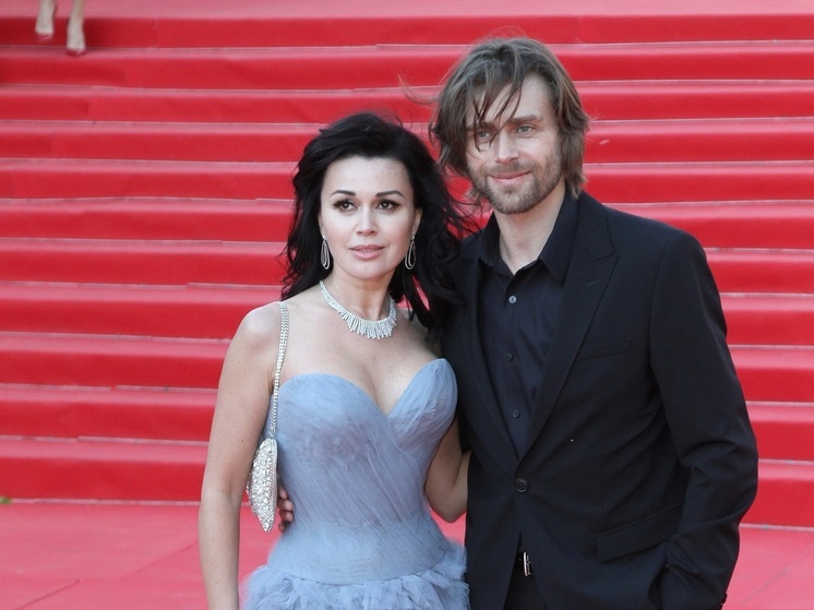 Панихида проходит у могилы Анастасии Заворотнюк в годовщину ее смерти