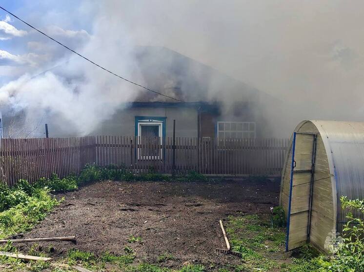 В Новоалтайске загорелся частный дом и надворные постройки