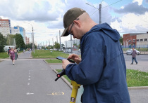 Одно из главных преимуществ прокатных электросамокатов перед частными с точки зрения общества — это возможность контроля со стороны государства и арендодателя. Кикшеринговые компании всегда знают местоположение своих аппаратов и, получив данные о времени и месте нарушения, легко вычисляют аккаунт злодея. Но как понять, что нарушитель и владелец аккаунта — одно и то же лицо?