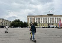 Старинные города привлекают туристов со всего мира: уникальная архитектура, достопримечательности, объекты, связанные с известными людьми и событиями из разных веков. И зачастую все это великолепие становится препятствием для внедрения технологических новинок. Вот и при появлении кикшеринга в разных регионах России начали говорить, что СИМ не место в старинных городах. Однако мировая практика показывает, что двухколесный транспорт может органично вписаться в транспортную систему любого полиса.