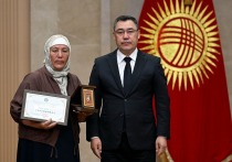 Президент Кыргызской Республики, Главнокомандующий Вооруженными силами Садыр Жапаров сегодня, в День пограничника, вручил государственные награды родителям военнослужащих, погибших при защите государственной границы страны