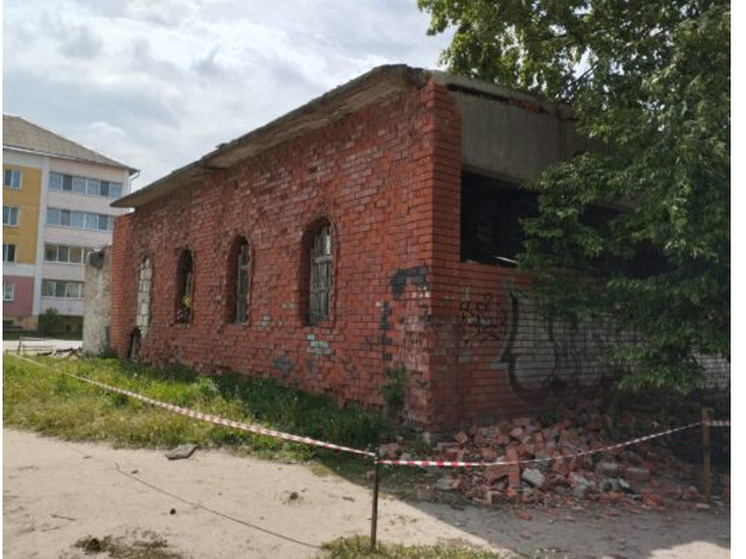 В брянском Новозыбкове сносят заброшку, где погиб ребенок