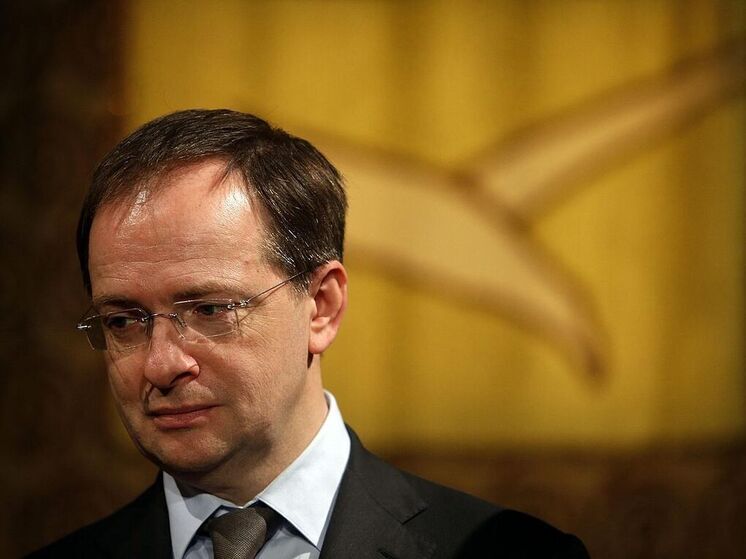 Источник угроз помощнику президента России и главе переговорной делегации по Украине Владимиру Мединскому и его семье устанавливают правоохранительные органы