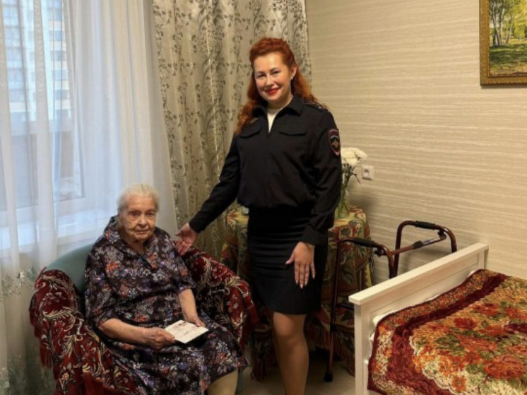Гражданке Казахстана вручили вид на жительство в Новосибирске в 100 лет