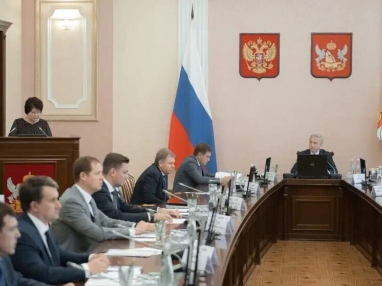 ВРИО губернатора Воронежской области Сергей Трухачёв провел 28 мая совещание праительства, посвящённое итогам реализации бюджета региона за прошедший год. Основной доклад представила глава финансового ведомства Надежда Сафонова.