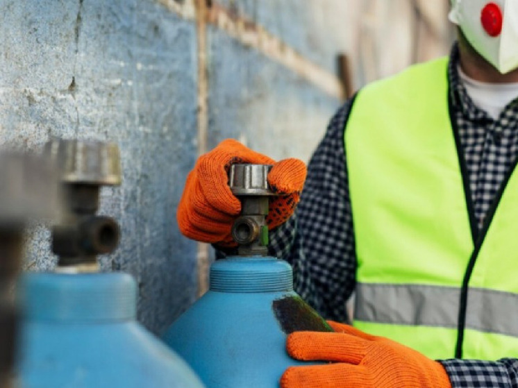 В Барнауле из горящего здания на Попова вынесли газовые и кислородные баллоны