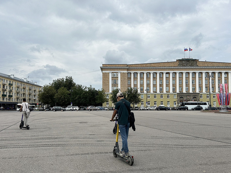 Старинные города привлекают туристов со всего мира: уникальная архитектура, достопримечательности, объекты, связанные с известными людьми и событиями из разных веков. И зачастую все это великолепие становится препятствием для внедрения технологических новинок. Вот и при появлении кикшеринга в разных регионах России начали говорить, что СИМ не место в старинных городах. Однако мировая практика показывает, что двухколесный транспорт может органично вписаться в транспортную систему любого полиса.