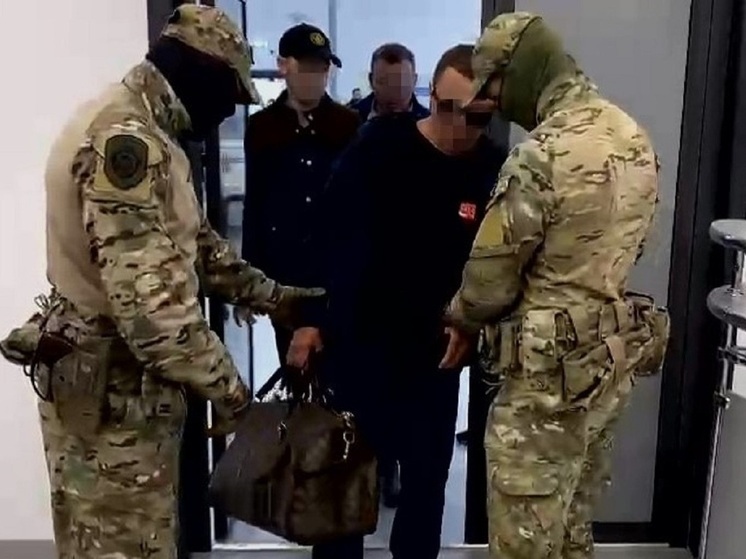 В Алтайском крае задержали гендиректора водопроводного управления. Ему инкриминируют превышение должностных полномочий, которое нанесло бюджету региона ущерб в 14 млн рублей.