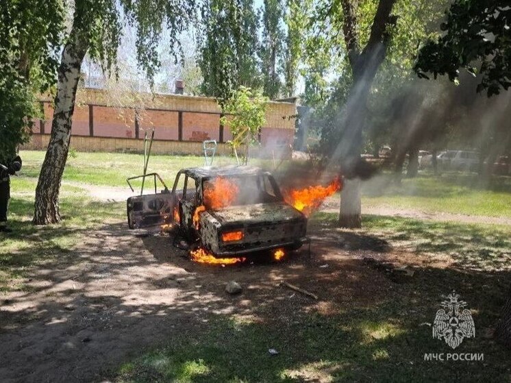 Отечественная легковушка сгорела в Автозаводском районе Тольятти днем 29 мая