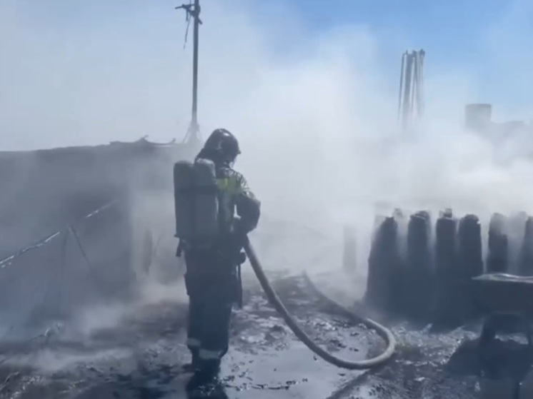 В Екатеринбурге произошел пожар на крыше пятиэтажки