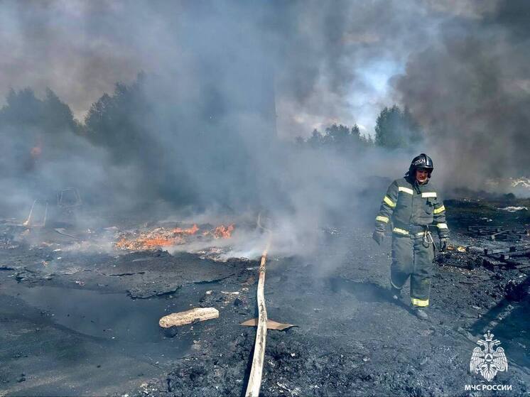 На улице Шишкова в Твери случился сильный пожар: на месте сотрудники МЧС