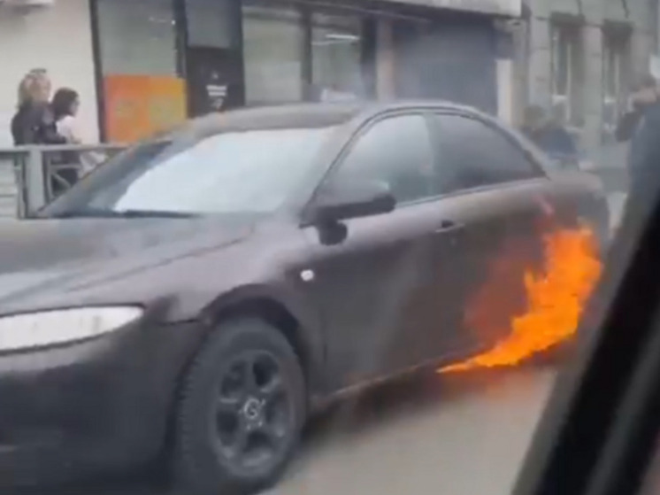 В центре Архангельска загорелся автомобиль Mazda: дым достиг здания ФСБ