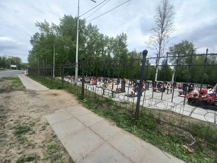 На Вологодском кладбище покосилась ограда "Аллеи героев"
