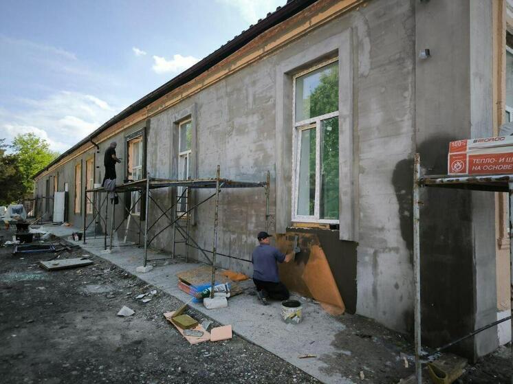 В центральном доме культуры Акимовского района ведутся фасадные работы